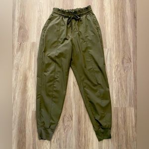 High waisted A&F travel jogger, olive green, Sz small